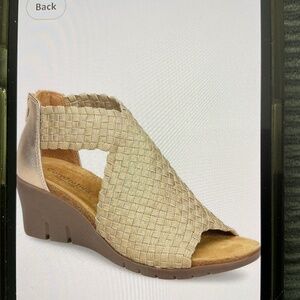 Comfortiva Alesha wedge, gold size 8 m. New without tags
